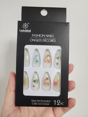 Ladybird Fashion Press-On Nails in Cream with Floral Accents